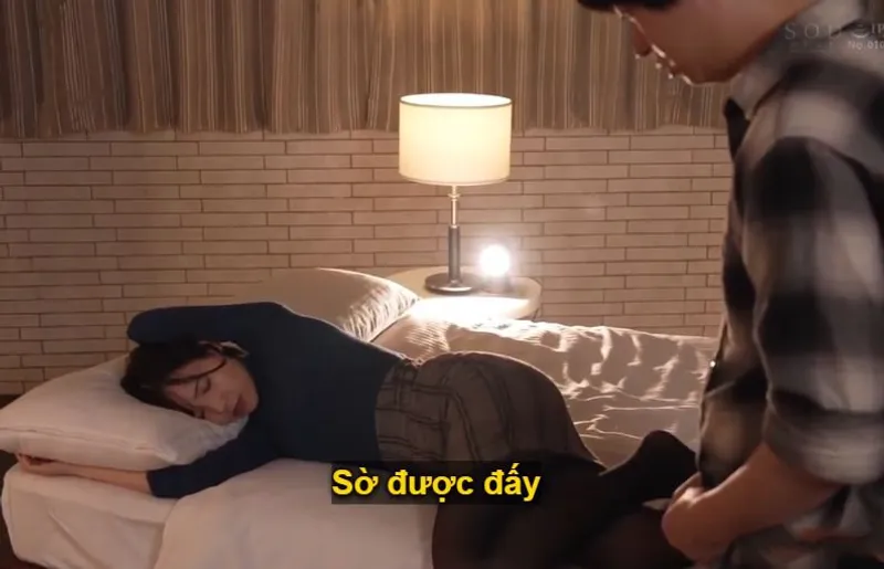 Một đêm mất ngủ với nữ phát thanh viên được biết đến khi ở cùng phòng khách sạn